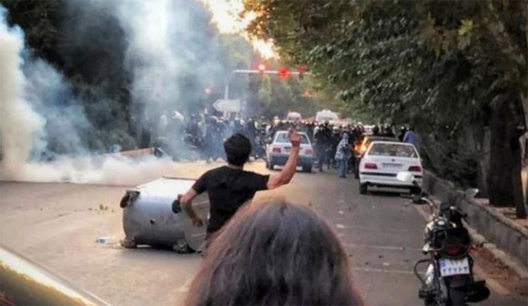 محتجين والشرطة في إيران