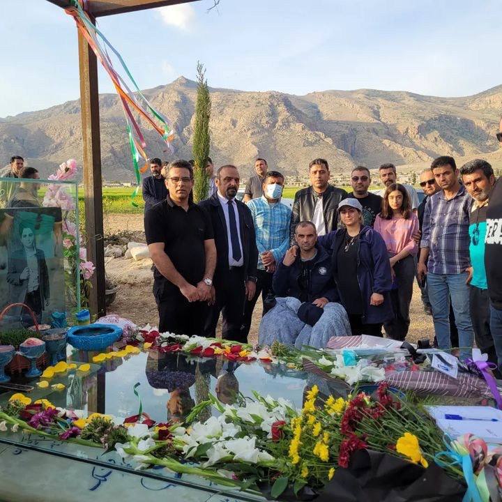 ئیسماعیل بەخشی، چالاکی کرێکاری، لەگەڵ ژمارەیەک لە چالاکانی سەربەخۆی کرێکارانی هەفت تەپە، سەردانی بنەماڵەی کیان پیرفەلەکیان کرد و سەردانەی مەزاری ئەم کوڕیژگە شەهیدەیان کرد. ▪️ئیسماعیل بەخشی لە تۆڕی کۆمەڵایەتی تویتەر نووسی: "هەرگیز بە خەیاڵمدا نەدەهات کە بکەومە فەزایەکی وەها، وەک ئەوەی بچمە سەر گۆڕی منداڵەکەی خۆم وەها دڵتەنگ و ماتەمدار بووم، هەموومان بە دۆخێکی سەیردا تێپەڕین".