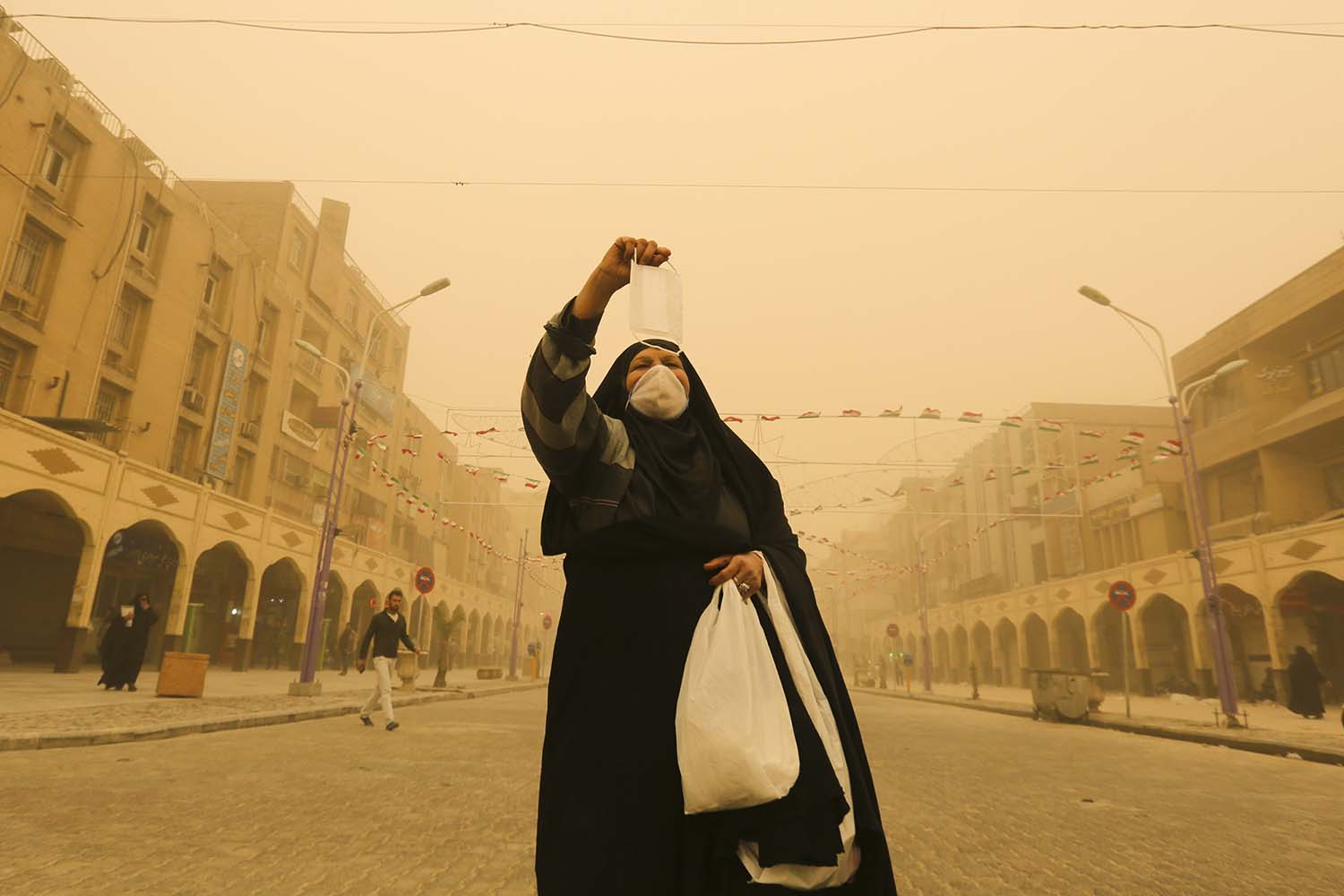 Dust storm sends over 700 to hospital in southern Iran