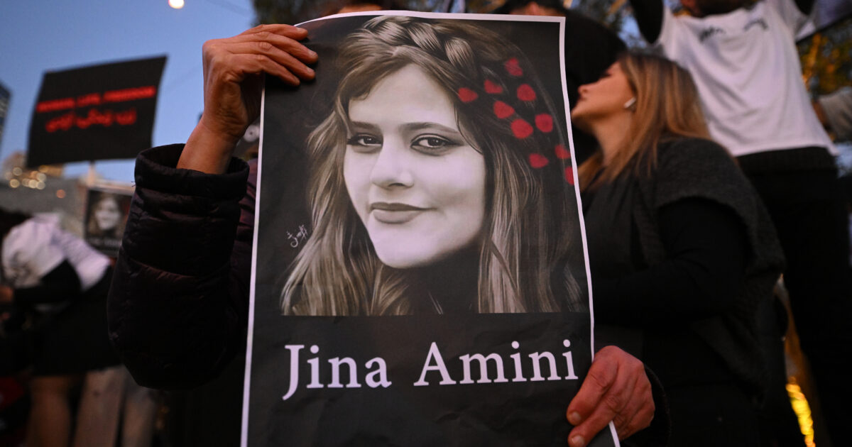  Iran bans Amini’s family from accepting human rights award in France