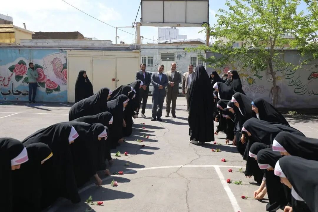 در ایران دختران یا باید تو سری بخورند یا تعظیم بکنند