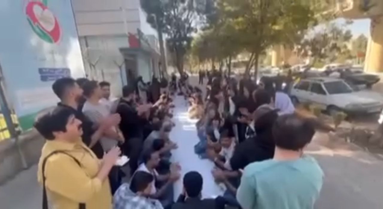 تجمع اعتراضی برگزار کردند.