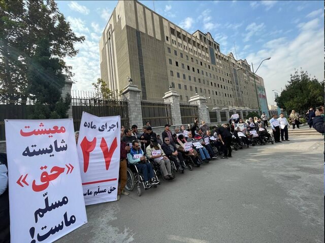 اعتصابات به جلوی مجلس کشیده شد