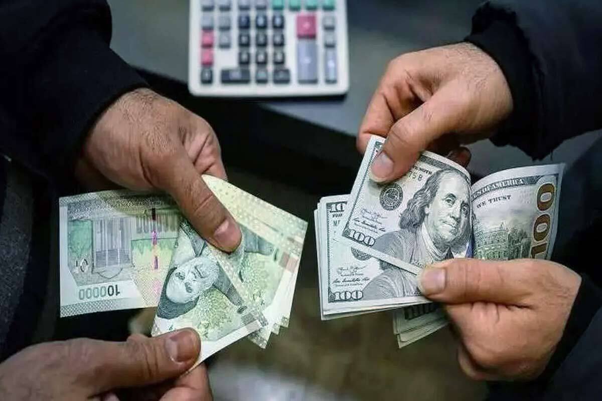 دۆلار بەربەستی 131 هەزار تمەنی شکاند؛ دراوی ئێرانی لەبەردەم داڕمانی مێژووییدایە  بەهای دراوی نیشتمانیی ئێران لە بازاڕەکاندا نزمترین ئاستی مێژوویی خۆی تۆمارکرد و نرخی هەر دۆلارێکی ئەمریکی بەربەستی 131 هەزار تمەنی تێپەڕاند؛ ئەوەش ئاماژەیە بۆ قووڵبوونەوەی قەیرانی ئابووری لەو وڵاتەدا کە رووبەڕووی گوشاری سیاسی و گەمارۆی نێودەوڵەتی بووەتەوە. رۆژی دووشەممە، لە بازاڕی ئازادی دراو لە تاران، دۆلار بەردەوامبوو لە بەرزبوونەوە و بۆ یەکەمجار گەیشتە 131 هەزار و 200 تمەن. ئەم بازدە گەورەیەی بەهای دۆلار هاوکاتە لەگەڵ بەرزبو