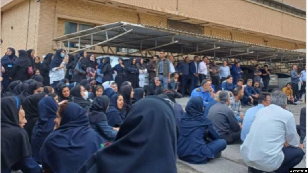 پرسنل بیمارستان خمینی اهواز، روز شنبه ۲۹ آذرماه، در اعتراض به وضعیت اسفناک معیشت و نبود امنیت شغلی دست به تجمع زدند.