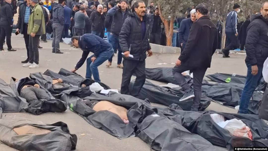 شواهد و روایت‌های مستقیم چندین خانواده از شهرهای تهران، اراک و اصفهان نشان می‌دهد که برخی از معترضان بازداشت‌شده و مجروح، در حالی که هنوز زنده بوده‌اند، به خاک سپرده شده‌اند.