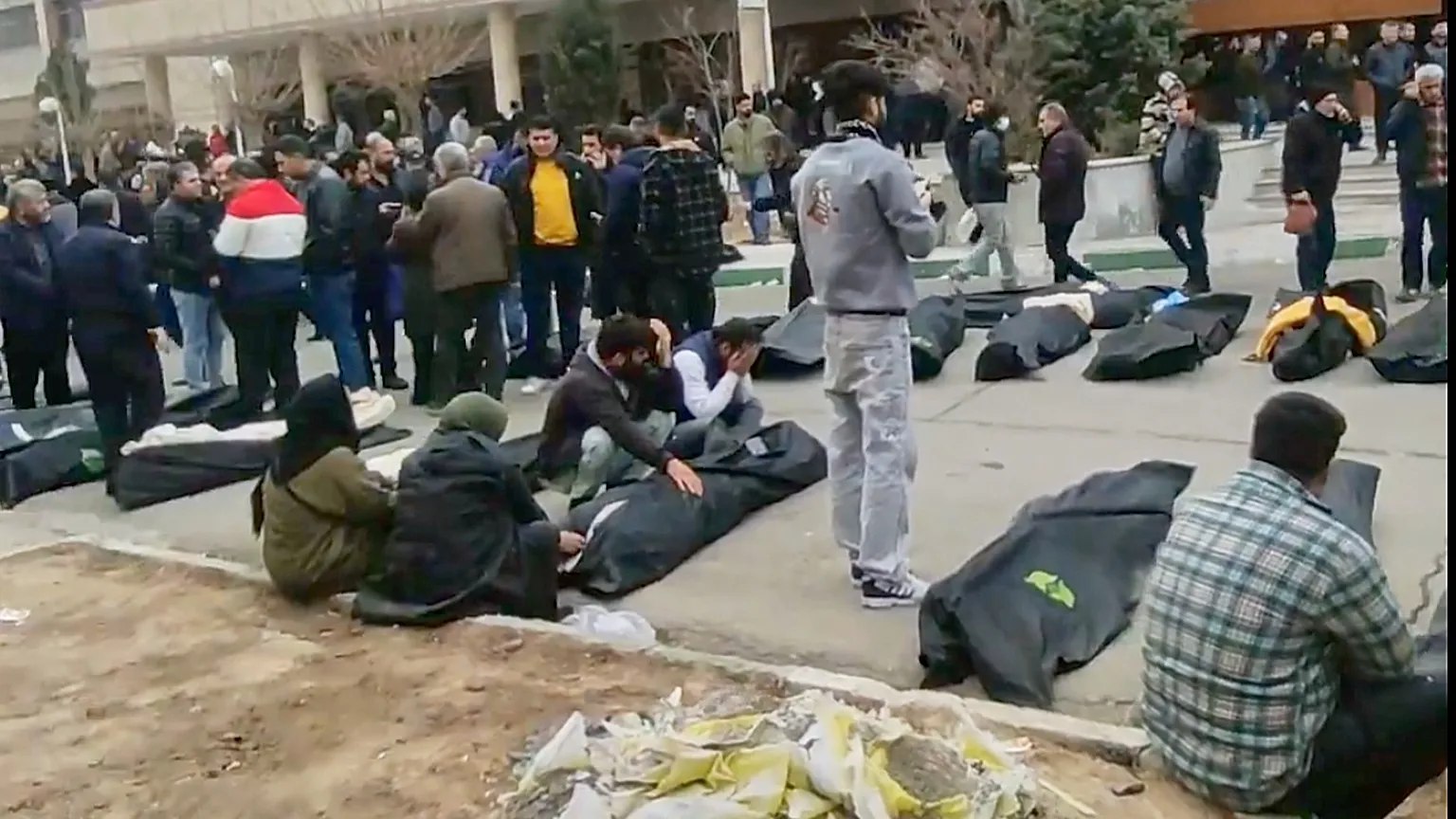 بازداشت پزشکان تنها بجرم درمان معترضین زخمی ادامه دارد