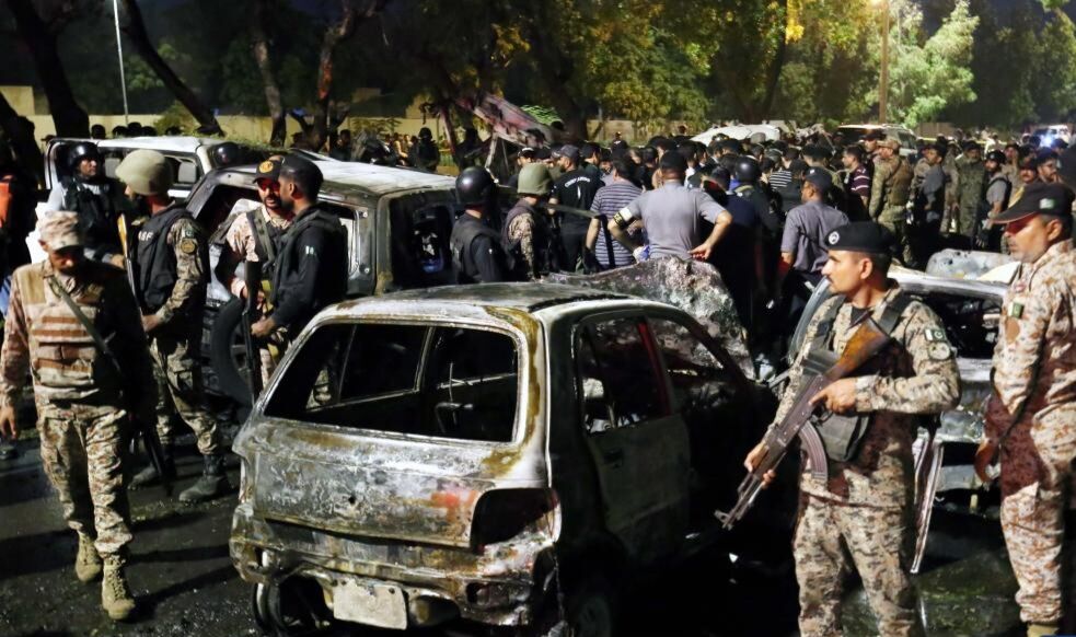 حداقل ١٤ نفر عصر دوشنبه ٢٧ بهمن در حمله انفجاری و تیراندازی در استان خیبرپختونخوا کشته و ٢٥ نفر دیگر زخمی شدند.
