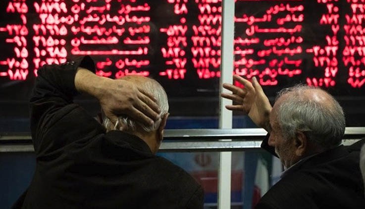 بورس تهران روز شنبه ۲ اسفند ۱۴۰۴ یکی از سنگین‌ترین افت‌های ماه‌های اخیر را تجربه کرد و شاخص کل با ریزشی نزدیک به ۱۰۰ هزار واحد، حدود ۲.۵ درصد از ارزش خود را از دست داد.