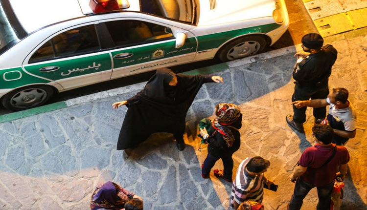 متظاهرون يحاولون مهاجمة الشرطة