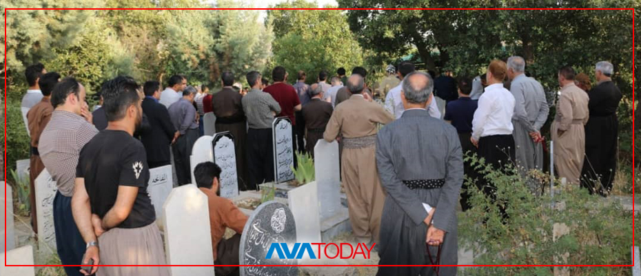 در مراسم سالگرد قتل انور رستمی توسط مأموران اطلاعات که در تاریخ 19/4/97 برگزار شد مردم بانە حضور چشمگیری داشتند.