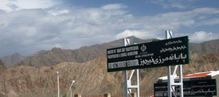 Iranians storm to Armenia to receive COVID Vaccine