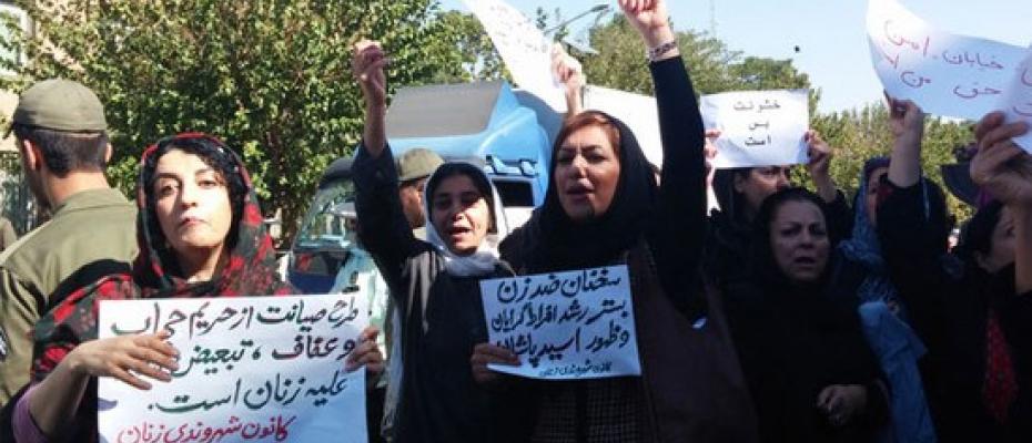 زنان جامعەی ایران در کشاکش ناآگاهی و هویتی تصنعی