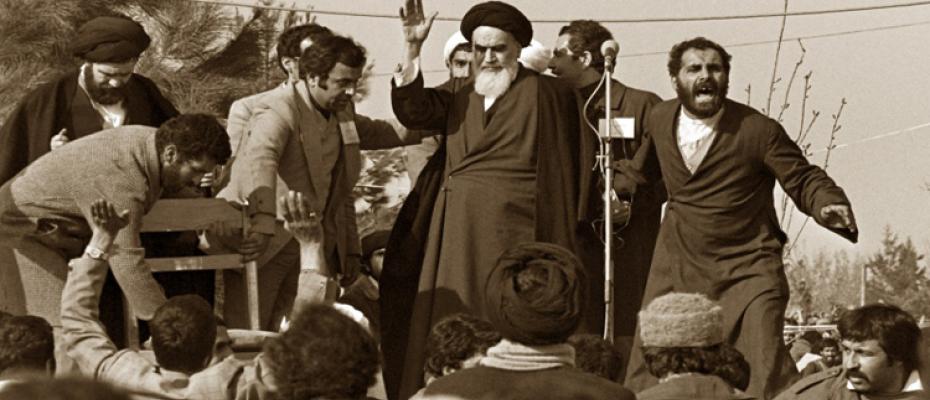 خميني أثناء عودته من منفاه