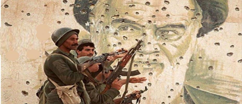 جنود عراقييون واقفون أمام جدارية الخميني