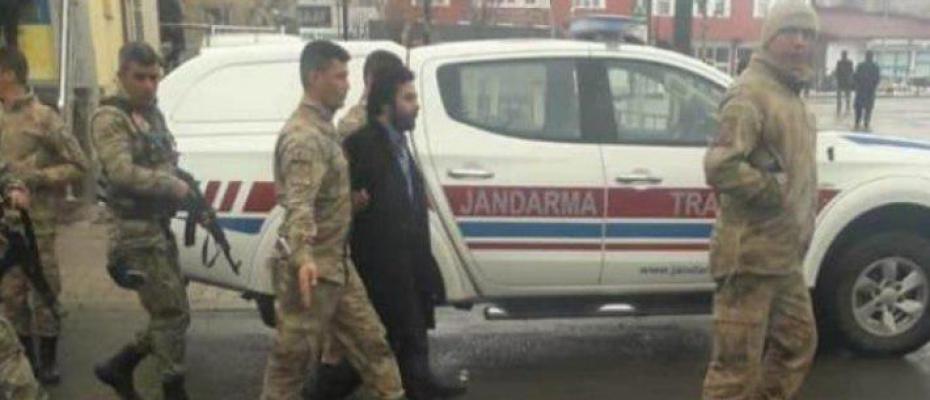 Ters kelepçeye vurulan HDP’li onlarca asker, polis tarafından şehirde yürütüldü
