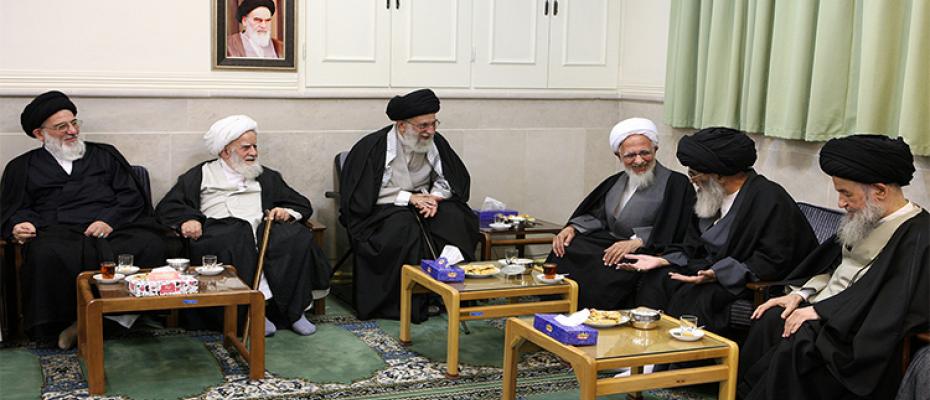 خامنئي في حوزة القم الإيرانية 