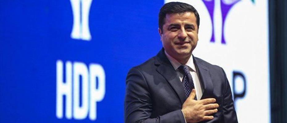 HDP'nin önceki dönem Eş Genel Başkanı Selahattin Demirtaş, tutuklu yargılandığı davanın duruşmasında konuşuyor.