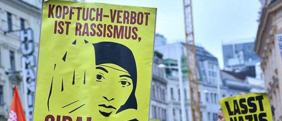 Avusturya’da ilkokullarda başörtüsü yasağı mecliste kabul edildi