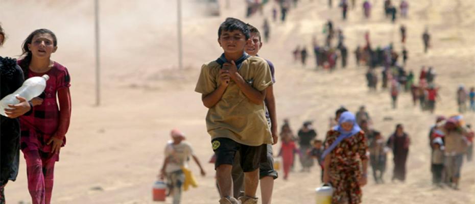 أطفال يهربون من بطش داعش في مناطق سنجار