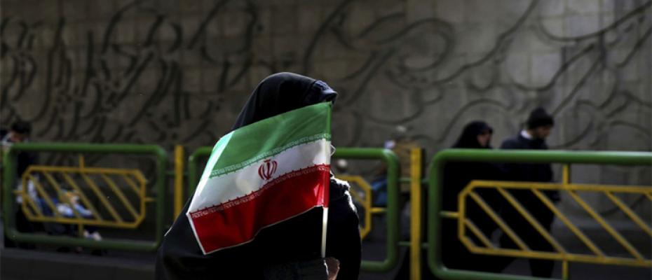 إيرانية تحمل علم بلادهِ