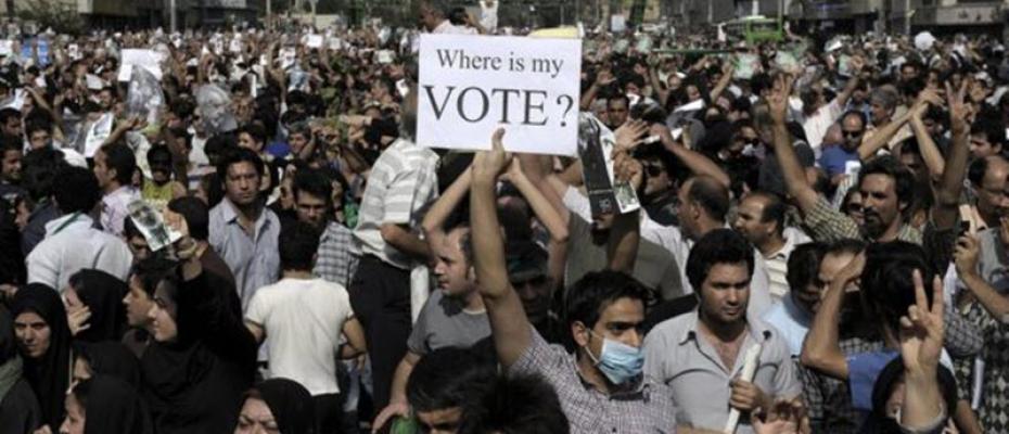 متظاهرون إيرانيون يطالبون بكشف عن مصير أصواتهم عام 2009