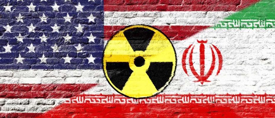 العلم الأمريكي والإيراني مع شعار النووي