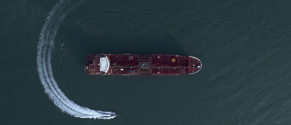 سفينة إيرانية يحوم حول ناقلة نفط بريطانية