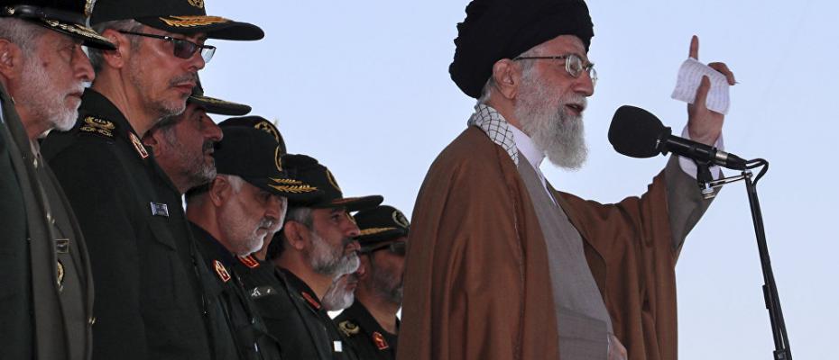 خامنئي مع جنرالات الحرس الثوري