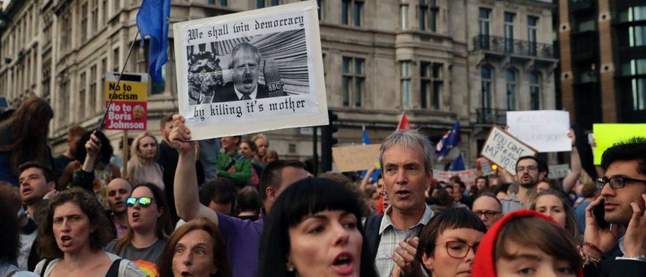 İngiltere’de parlamento askıya alındı; protestolar artıyor