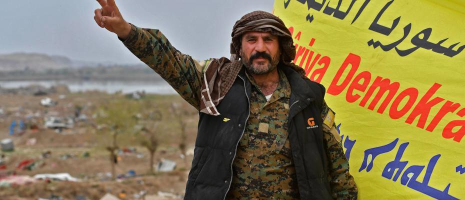 مقاتل كوردي من سوريا