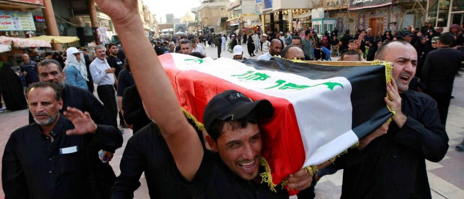 متظاهرون يشيعون جثمان قتيل في مدينة الصدر