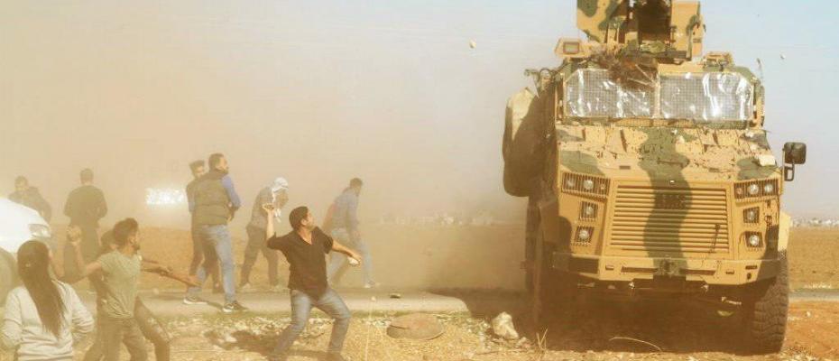 Türk askeri ile Rus askeri polislerinin Rojava-Türkiye sınırında gerçekleştirdiği devriyede Kobani’de kendilerine tepki gösteren halka ateş açtığı bildirildi. Yerel kaynaklar saldırı sonucu 4 sivilin şehit olduğunu aktardı.