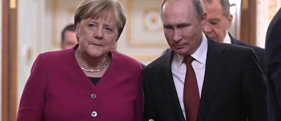 Mülteciler konusunda Ankara’ya sert çıkan Merkel Putin’le görüştü