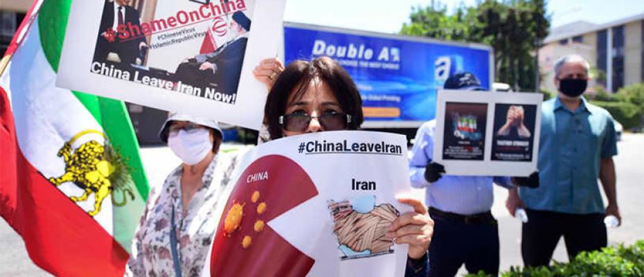 إيرانيون يرون في الاتفاقية أشبه بصفقة بيع إيران للصين 