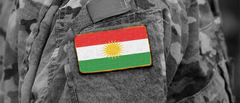 علم كوردستان على كتف عنصر عسكري كوردي
