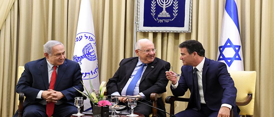 يوسي كوهين، رئيس جهاز الموساد، مع رئيسي الجمهورية والوزراء الإسرائيلي