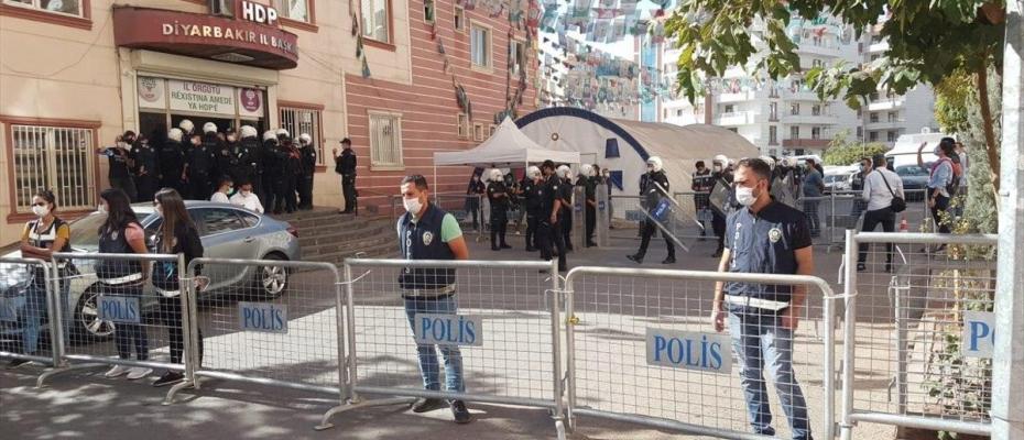 Türk polisi HDP’nin Diyarbakır teşkilatlarına baskın yaptı