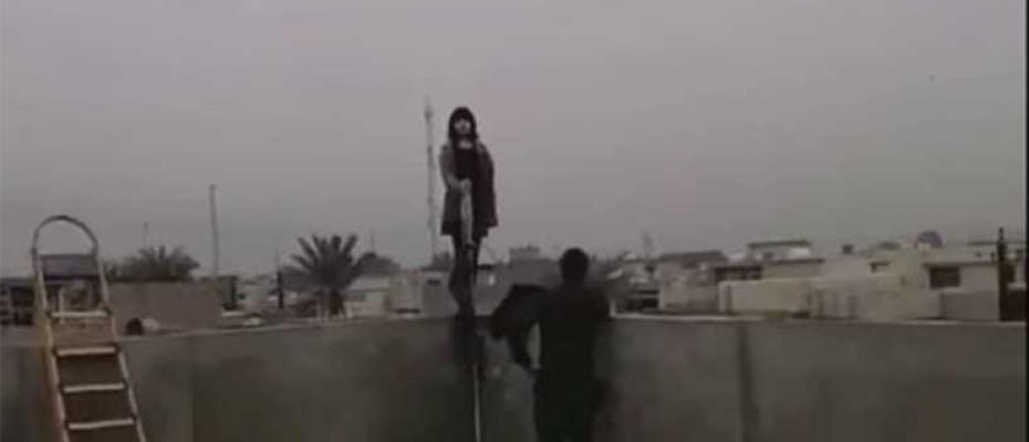 الفتاة وهي تقف على شرفة سطح المنزل