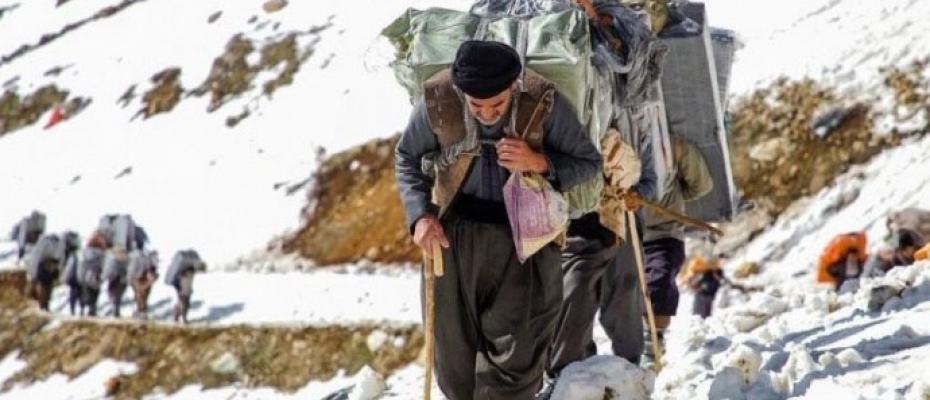 Türk askerleri 10 Urmiyeli kolberi gözaltına aldı