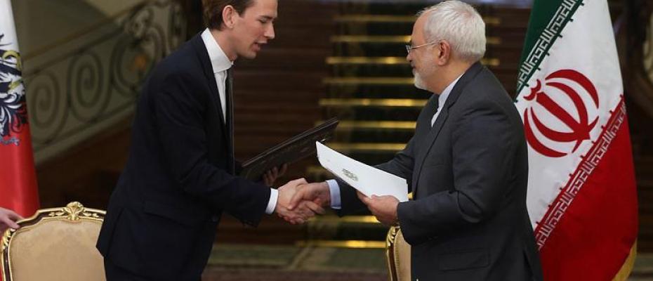 Avusturya kamu binalarına İsrail bayrağı astı; Zarif ziyaretini iptal etti