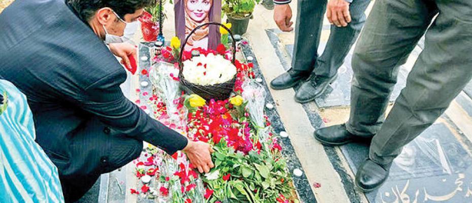 آزادە نامداری ممنوع‌الخروج بودە و تحت بازجویی و تمسخر قرار داشتە است