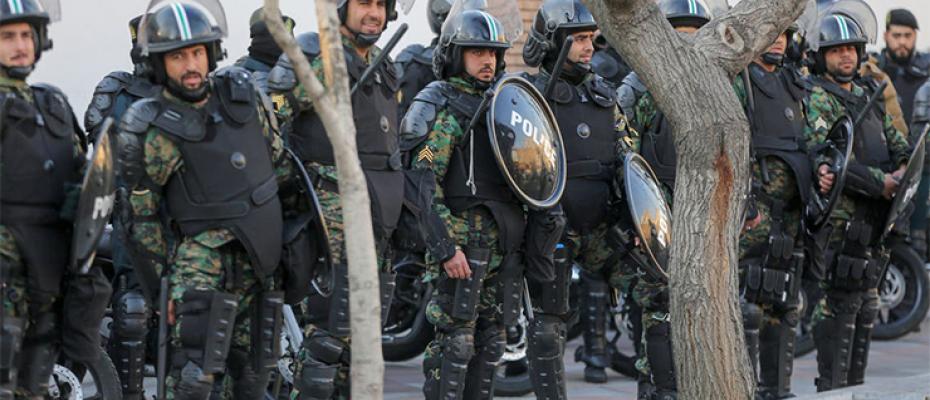 عناصر من الشرطة الإيرانية