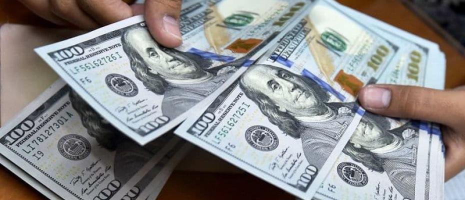 احتکار ارز توسط شرکت‌های دولتی و خصولتی برای نوسان در بازار آزاد