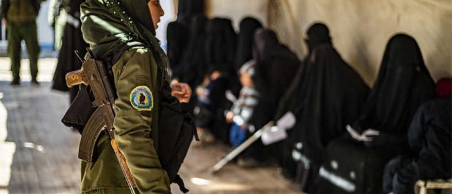 القوات الكوردية في مخيم الهول