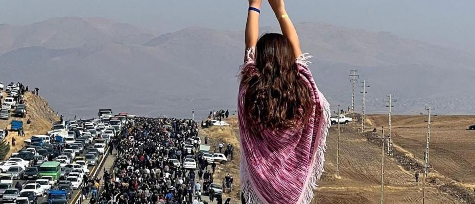  Tens of thousands of people mourns death of Mahsa Amini amid uprisings 