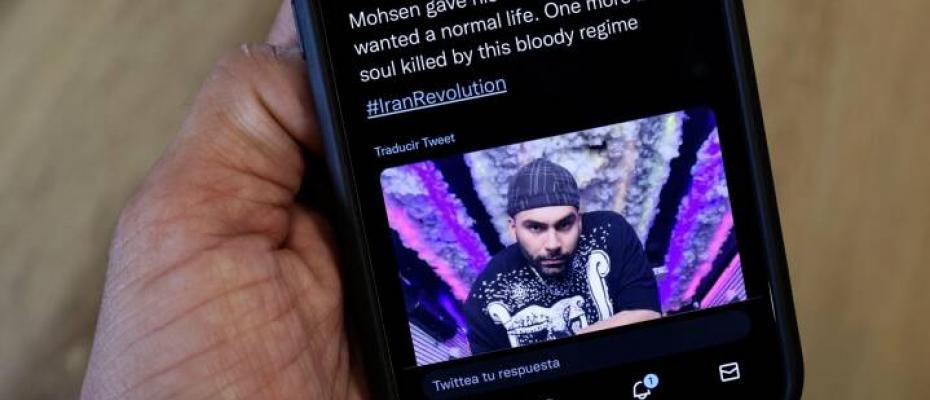 Iran hangs man for protesting