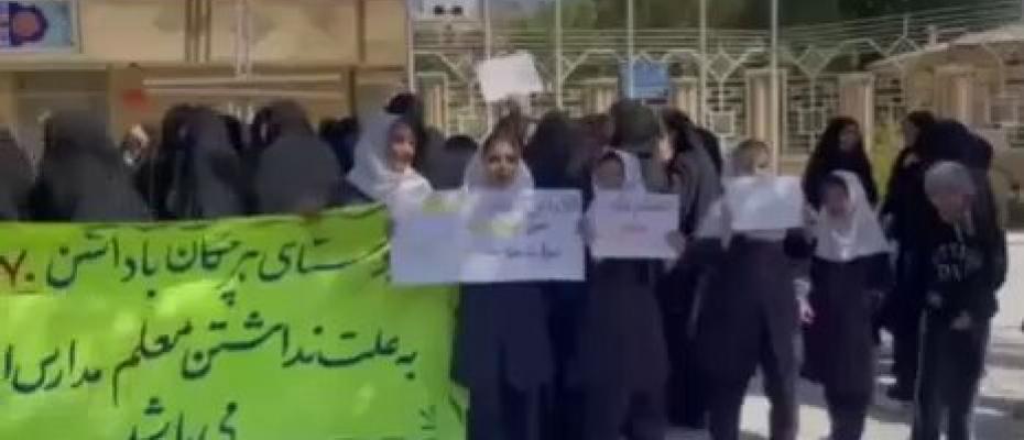 تجمع اعتراضی دانش‌آموزان هرچگان‌ در اعتراض به نبود معلم