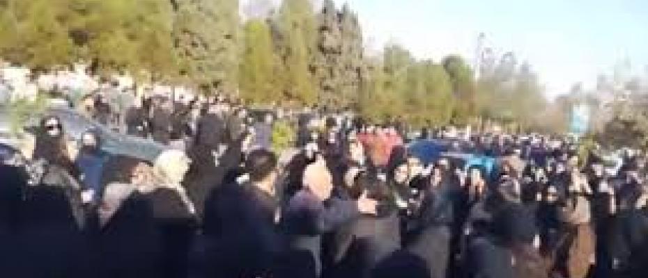 مراسم هفتم خسرو علیکردی با شعار مرگ بر خامنەای همراه بود