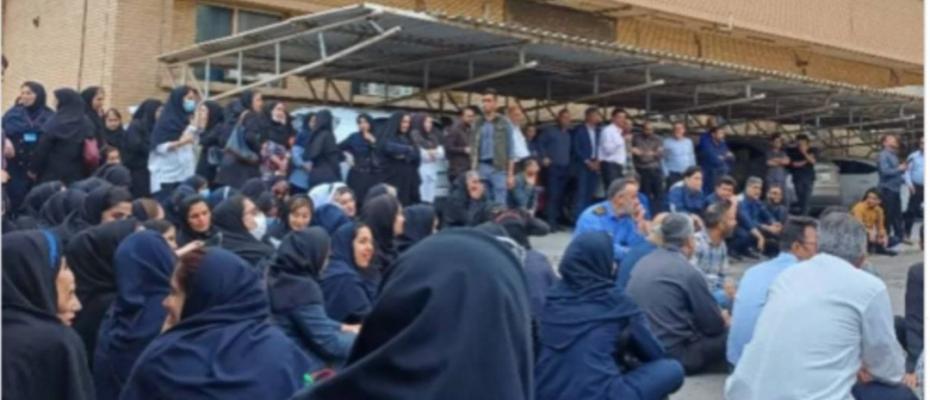پرسنل بیمارستان خمینی اهواز، روز شنبه ۲۹ آذرماه، در اعتراض به وضعیت اسفناک معیشت و نبود امنیت شغلی دست به تجمع زدند.